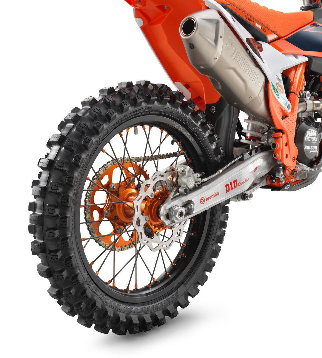 Rear stopping power is managed by a Brembo one-piston caliper that takes hold of a 220mm disc.