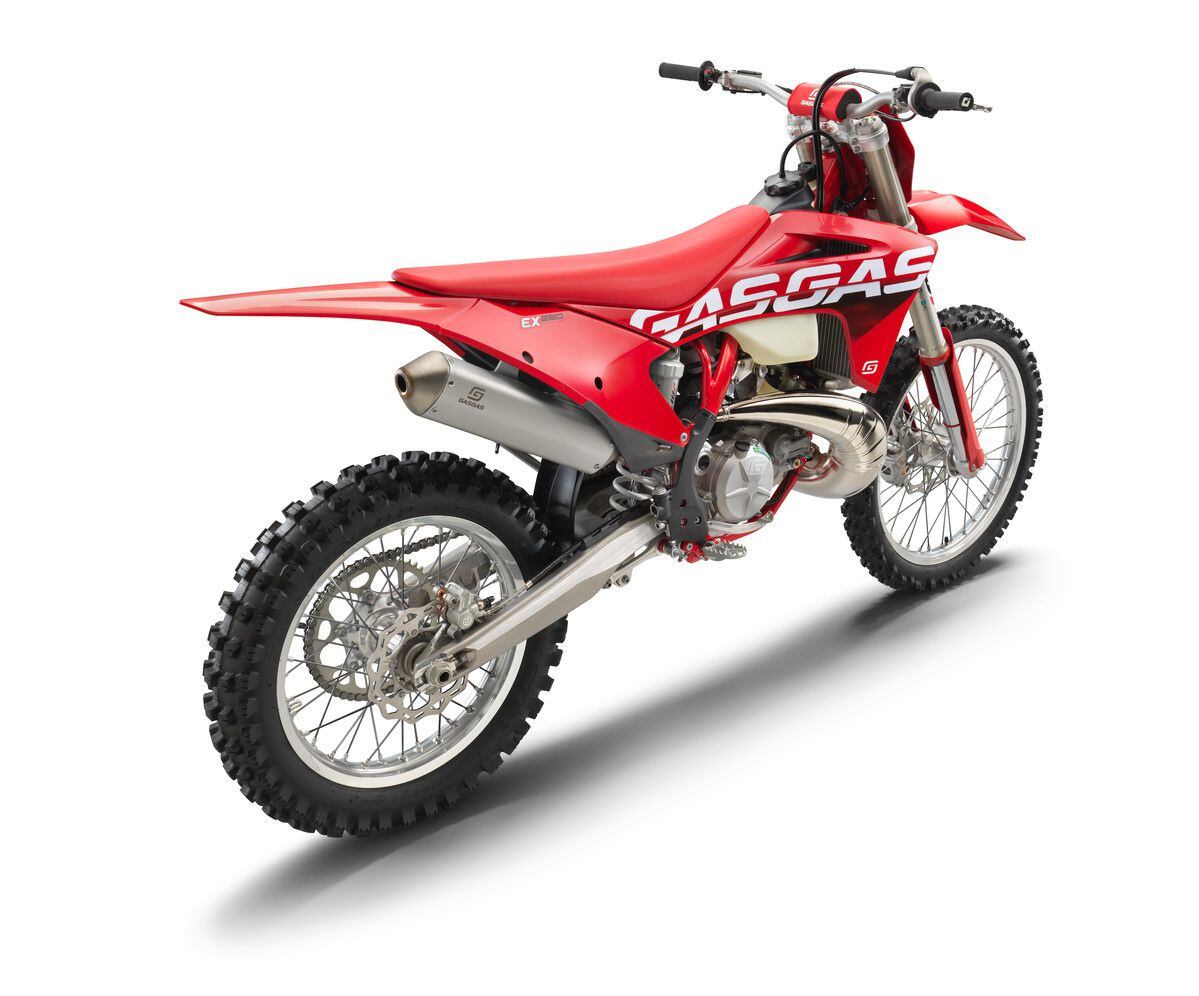 GasGas equips its EX 250 with convenient features like an electric starter and an electric oil pump, so startups are easy and engine lubrication is accounted for.