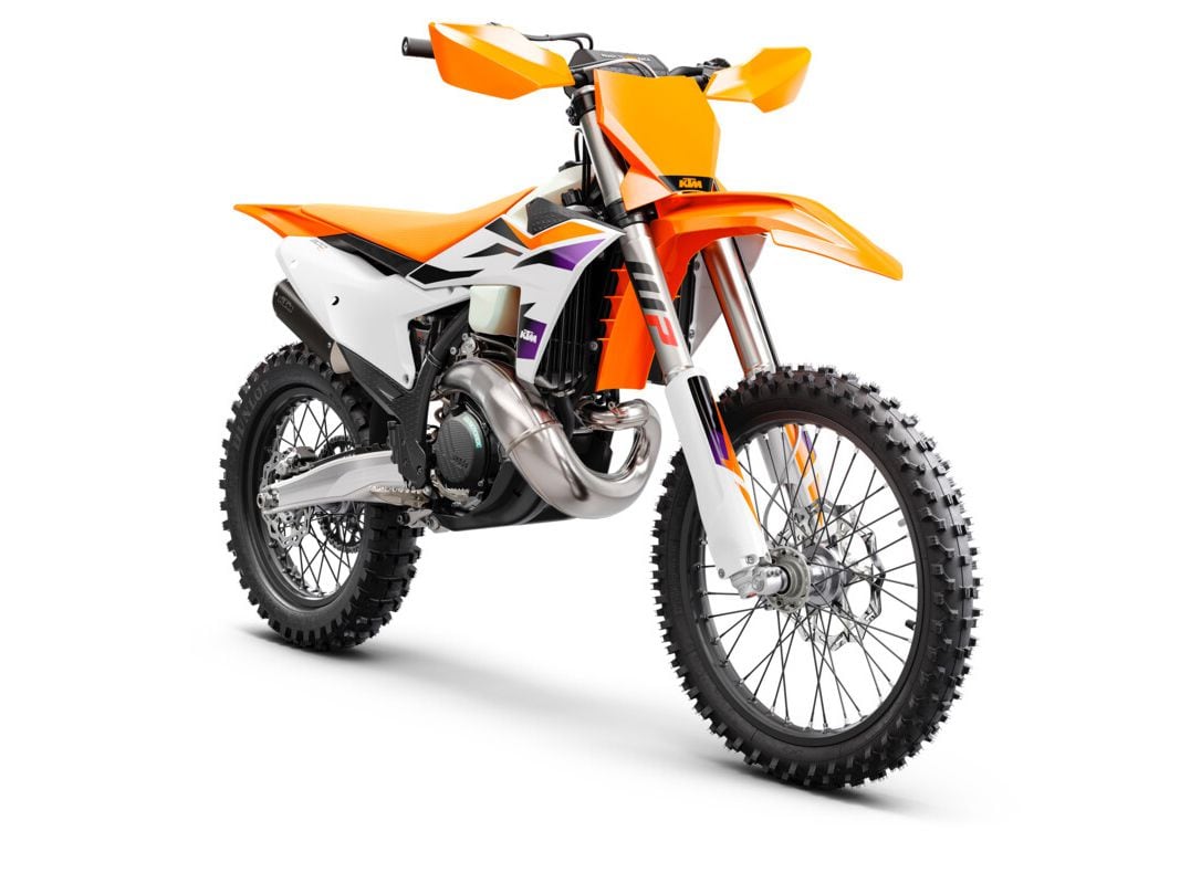 After using an air fork from 2017–2023, KTM’s six cross-country racers are spec’d with a coil-spring fork in 2024.