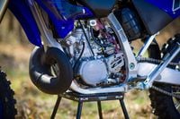 Detalhes do motor do lado esquerdo da Yamaha YZ250X 2024
