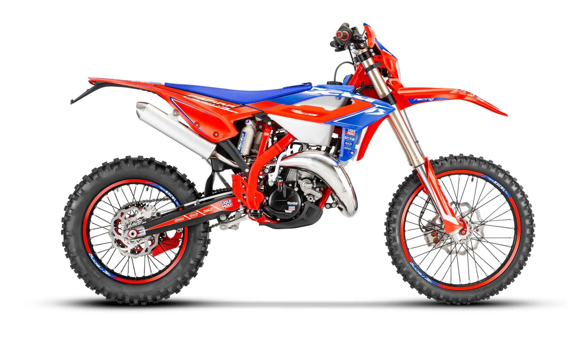 All Race Edition models are characterized by anodized details, a quick-release front axle pull, Metzeler tires, reinforced hand guards, and special aesthetic touches.