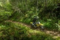 2025 Suzuki DR-Z4S dirigindo em pista única