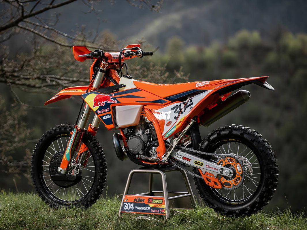 Another tell that KTM is going away from transfer port injection (TPI) on its XC-W models is the lack of an oil tank filler cap behind the frame’s steering head.