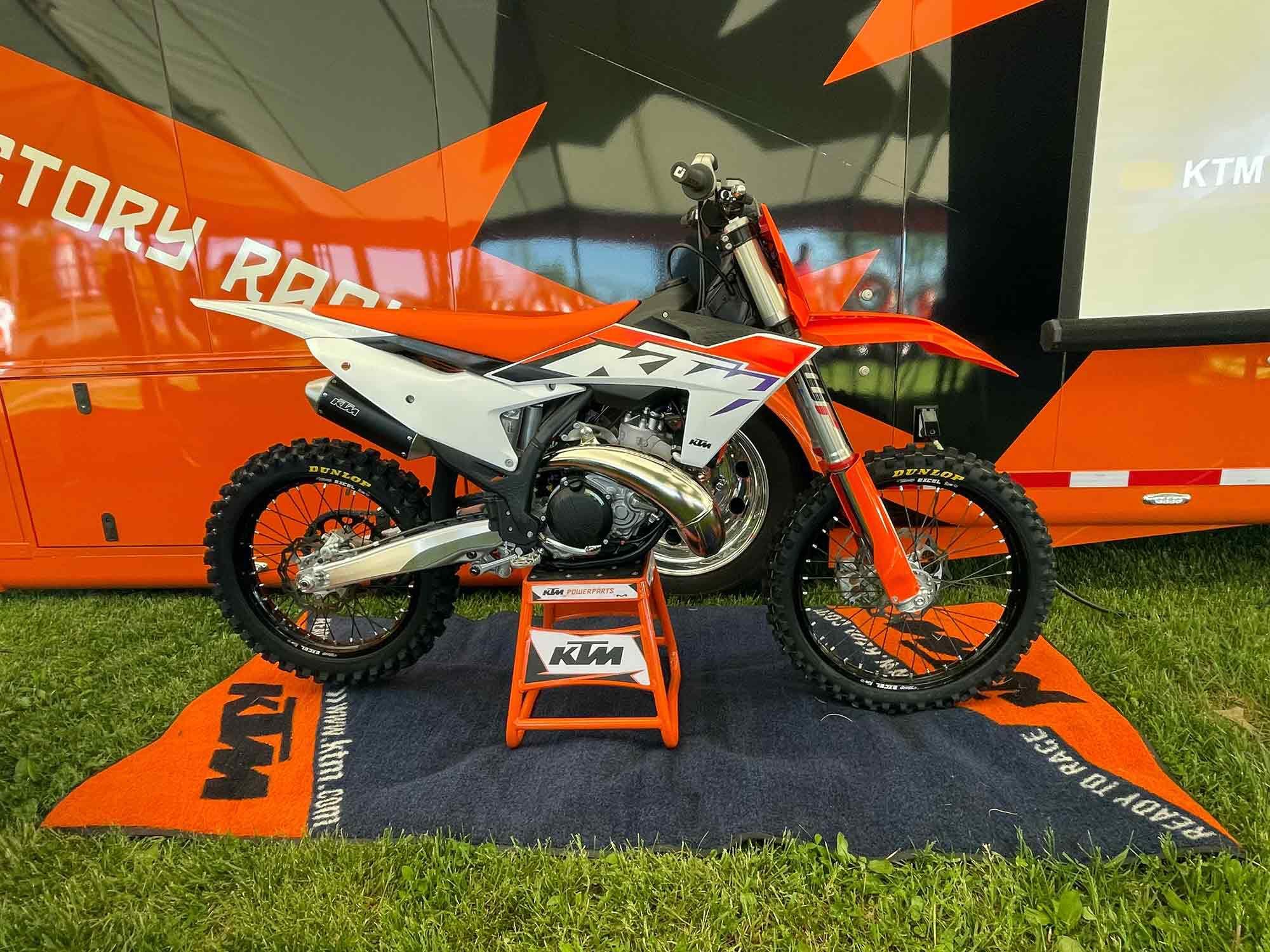 FIRST LOOK! ALL-NEW 2023 KTM FUEL-INJECTED TWO-STROKES