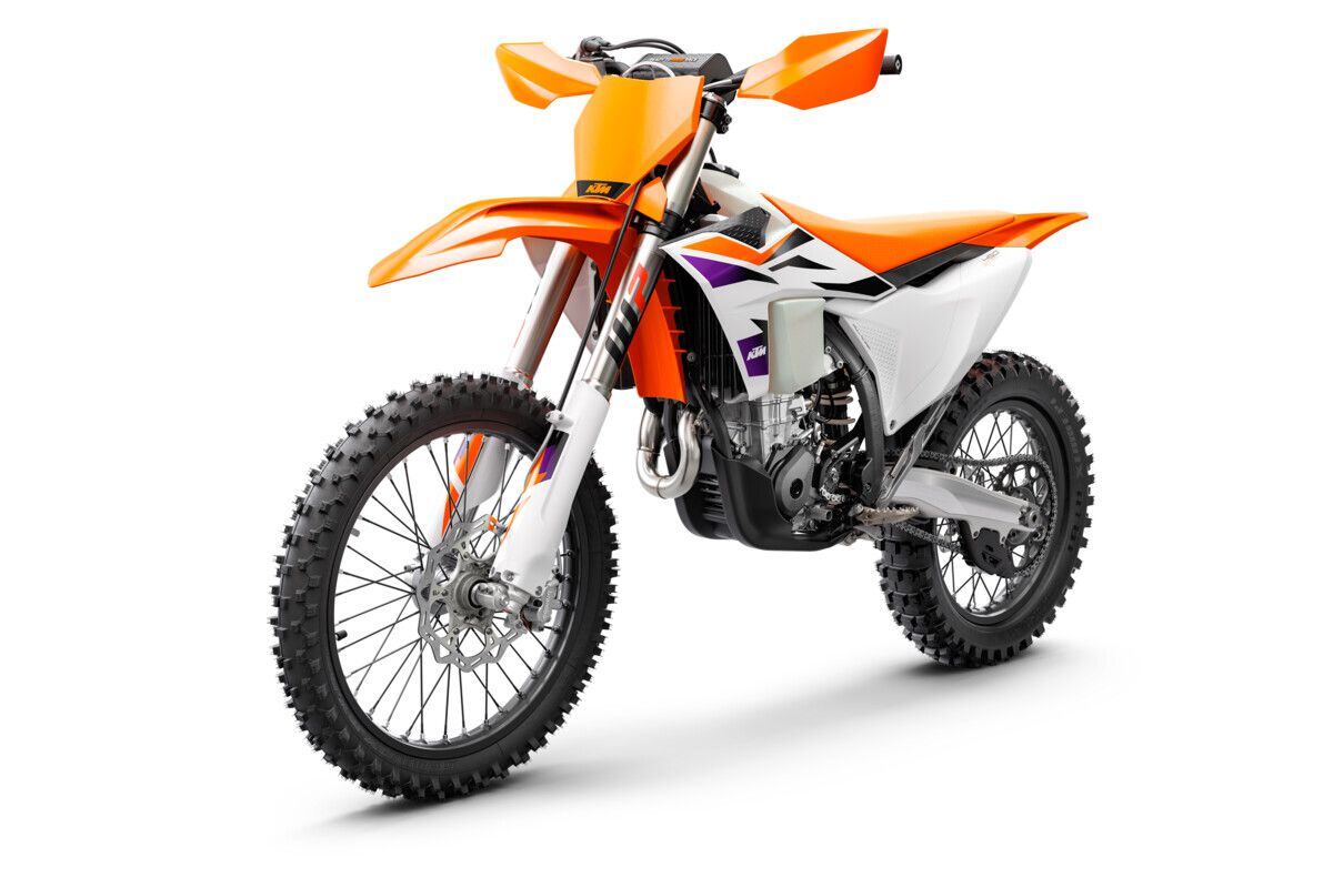 The 450 XC-F was KTM’s sole cross-country racer with quickshift (QS) last year, but that has changed for 2024.