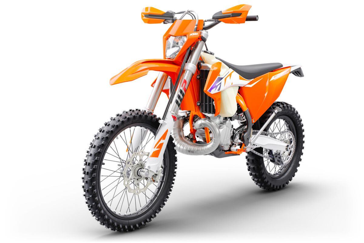 Brembo brake calipers are paired with wave discs (260mm front and 220mm rear) on the KTM 300 XC-W.