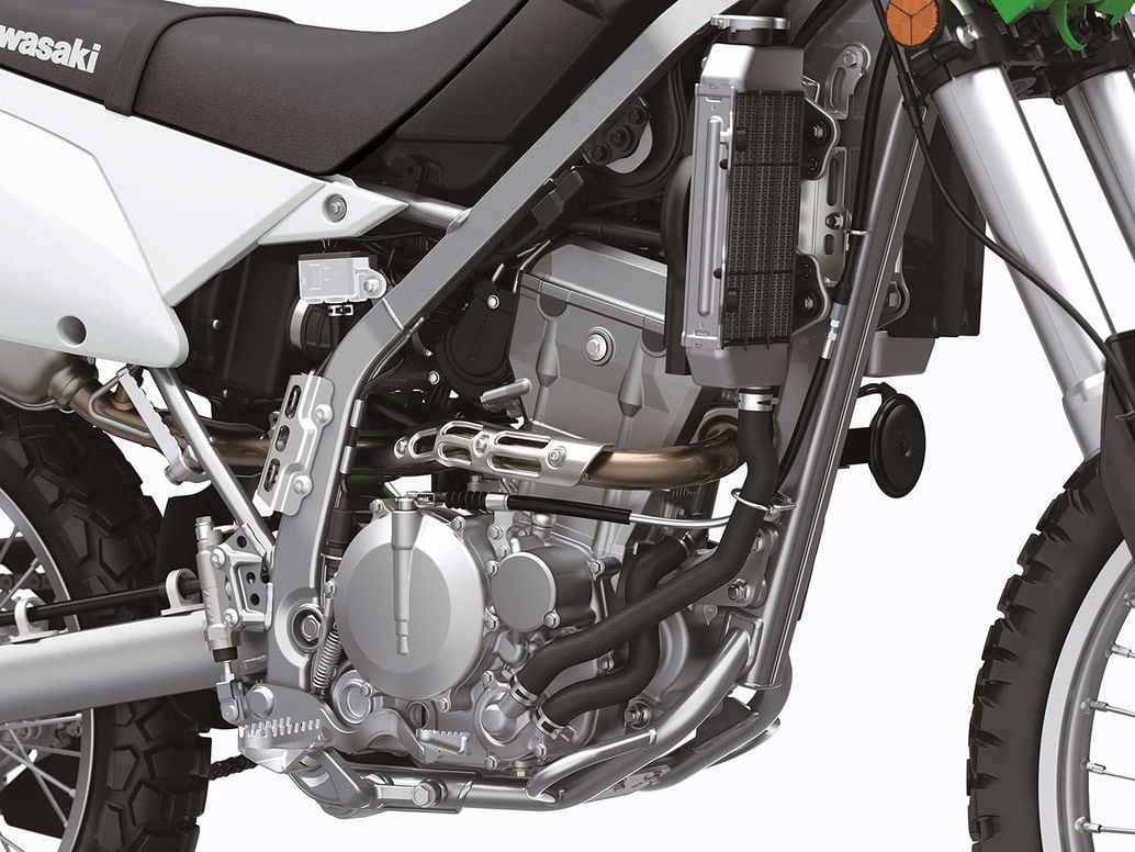 The KLX300’s engine features a 6mm larger bore and a slightly higher compression ratio than the former KLX250.