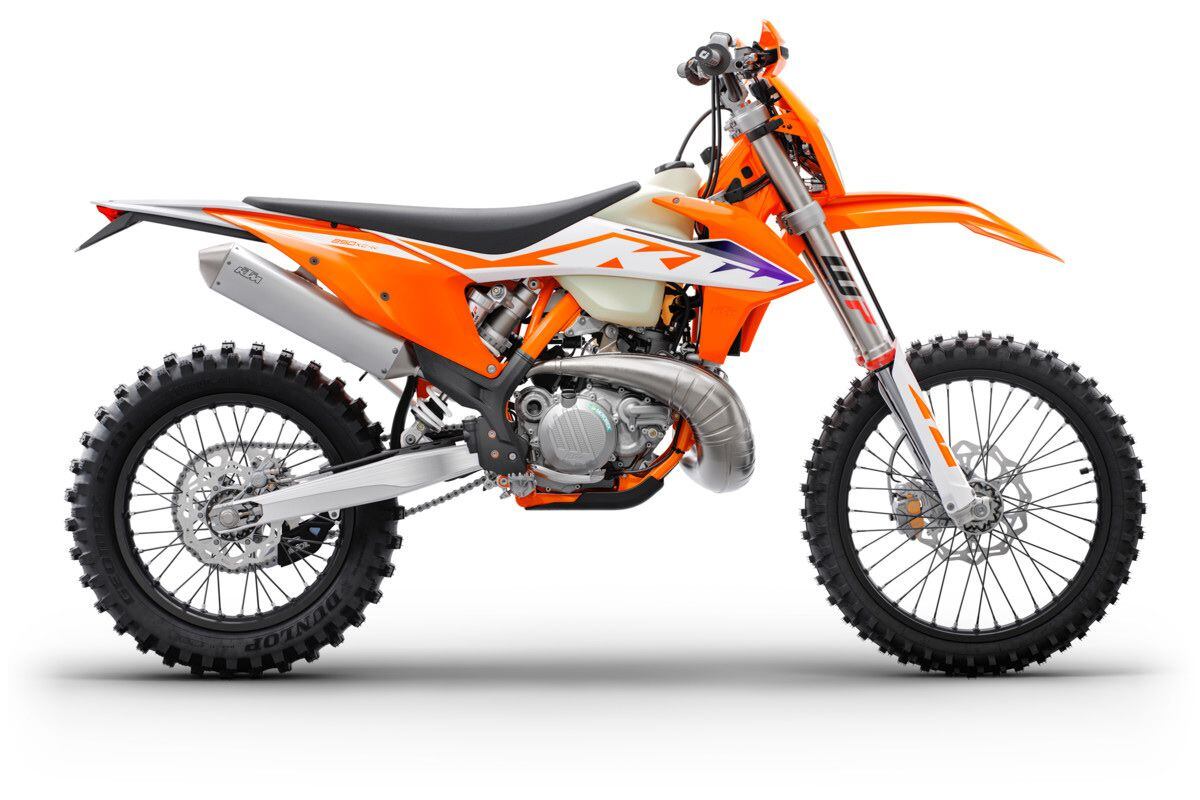 The 250 XC-W’s translucent fuel tank holds 2.4-gallons of fuel, making it just slightly larger than the tank equipped on its cross-country sibling covered above.