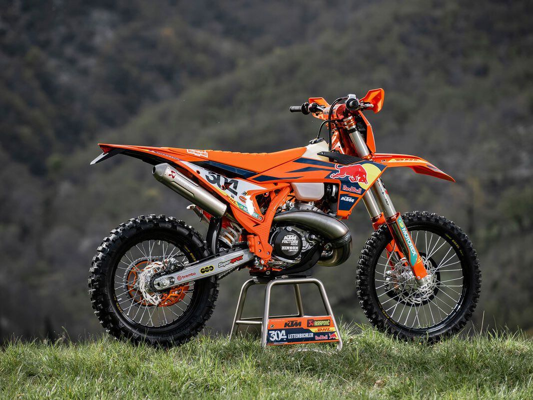 Another major difference from the prior-generation (2020–2023) enduro models is the frame, which appears somewhat similar to those of the 023–2024 KTM motocrossers and cross-country racers.
