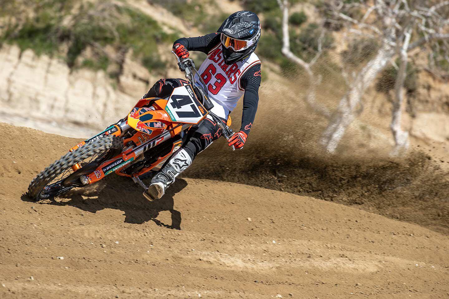 Chassis comfort increases with time on the 2023 KTM motocross and cross-country range, and the 450 SX-F Factory Edition is no exception. We know from experience with other models that the new frame takes about eight to 10 hours to fully break in.