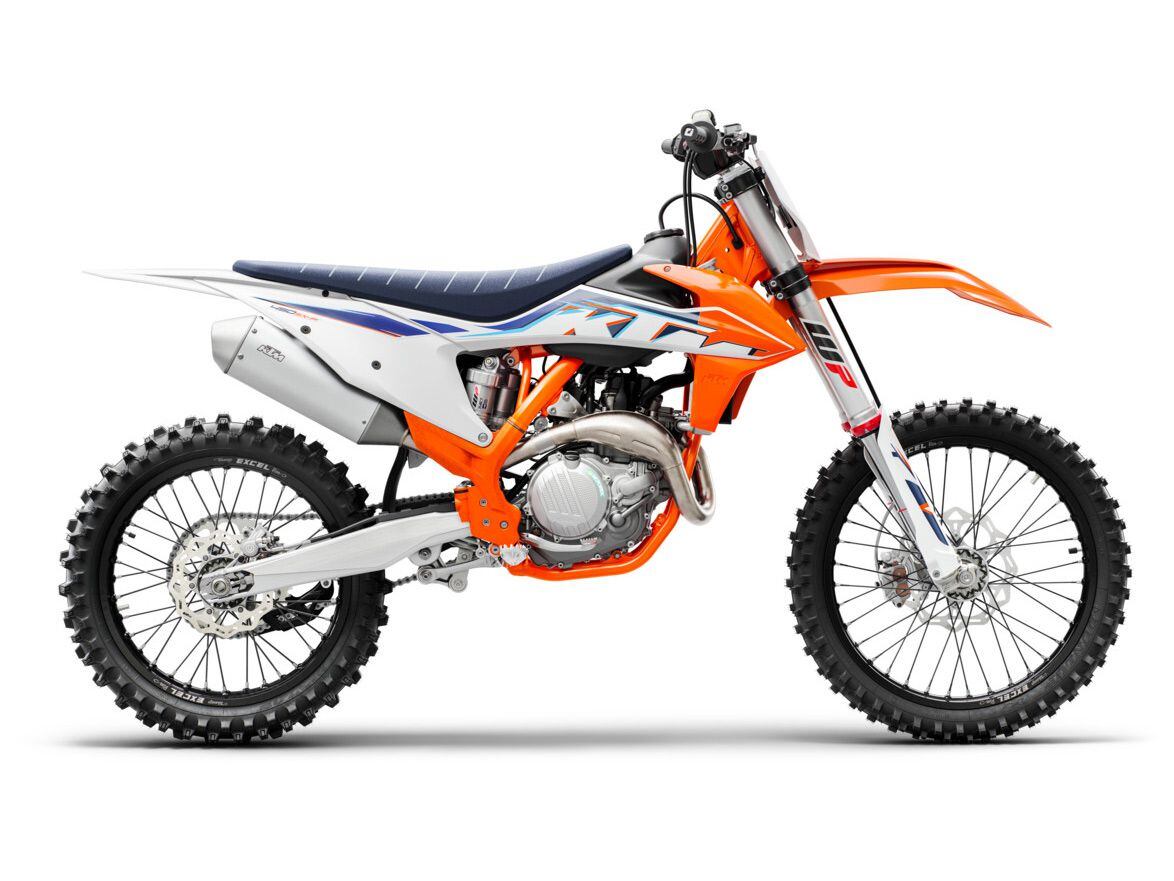 The Orange Brigade’s standard 450 MX offering is the 450 SX-F and it looks aesthetically different compared to the 2021 model with new graphics and colors throughout.
