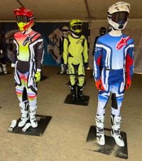 hinterer kindersitz fahrrad Hinten, Verstellbarer Hinten Montierter Sitz mit Sicherheitsarmlehnen und Fußstützen, Fahrrad-Sicherheitssitz für Kinder von 2 bis 6 Jahren, geeignet für Fahrräder mit Gepäckträger Sport & Freizeit Rahmengrosse:19 Helm Merida Merida Team lastrun