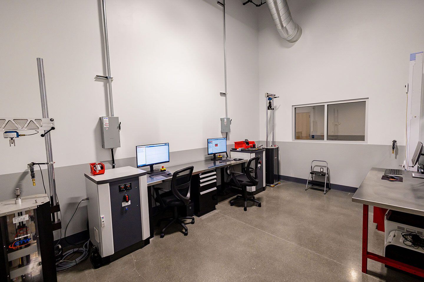 Suspension technician workstations with dyno machines