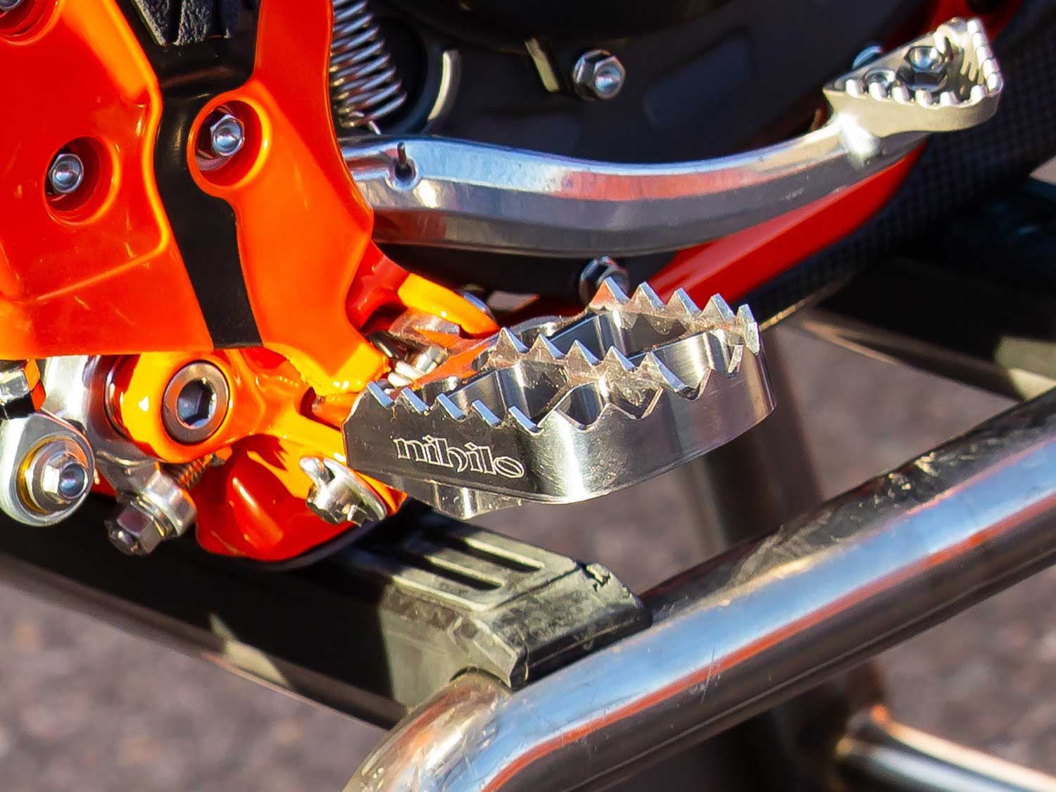 Nihilo Concepts billet titanium footpegs provide a large, grippy platform for Webb’s Alpinestars Tech 10 boots.