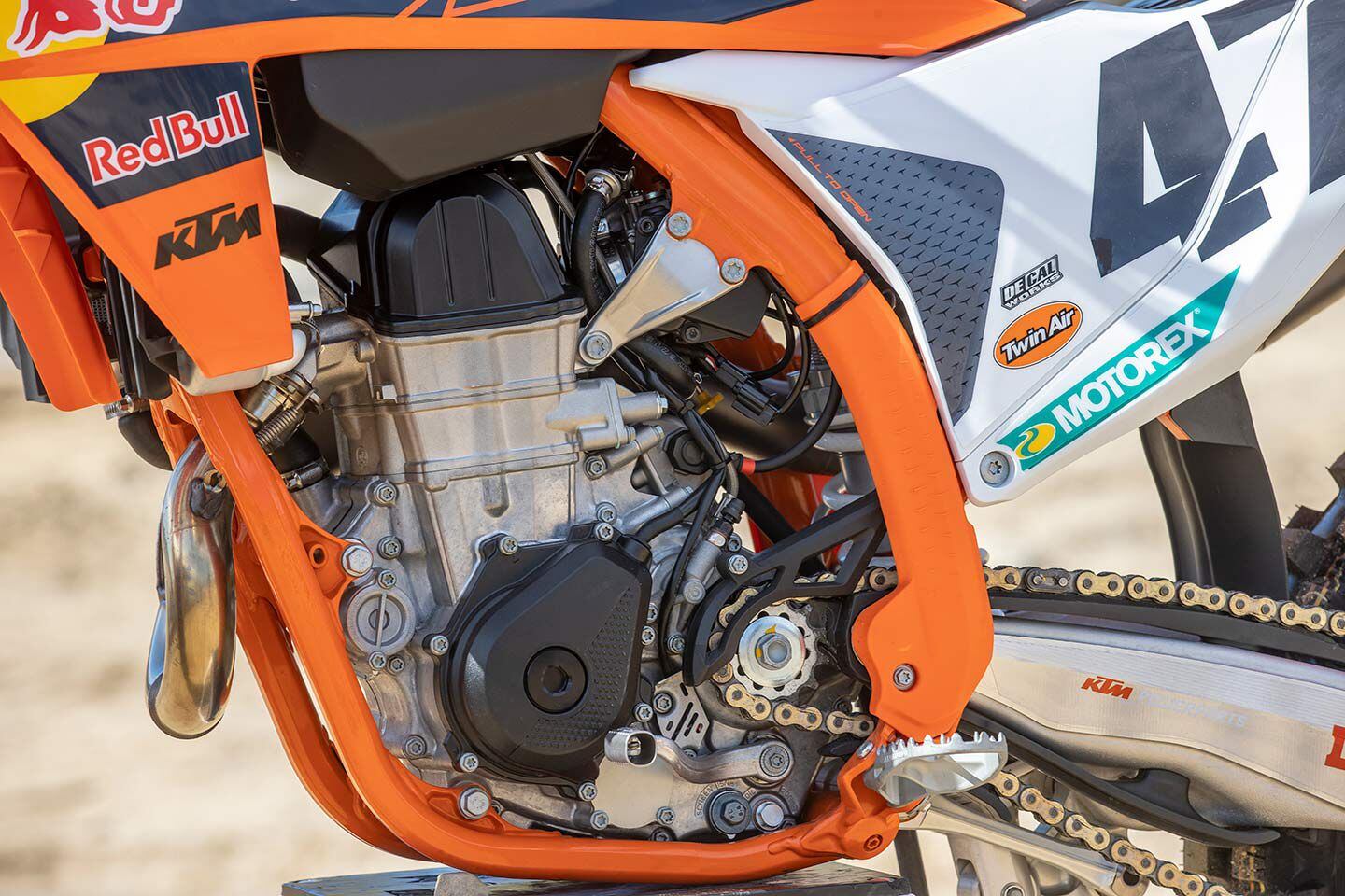 On our in-house dyno, its fuel-injected liquid-cooled SOHC four-stroke 450cc engine produces 55.3 hp and 32.8 lb.-ft. of torque.