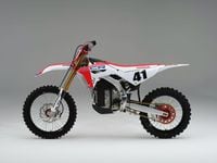 Honda Enters Electric Dirt Bike in a Motocross Race