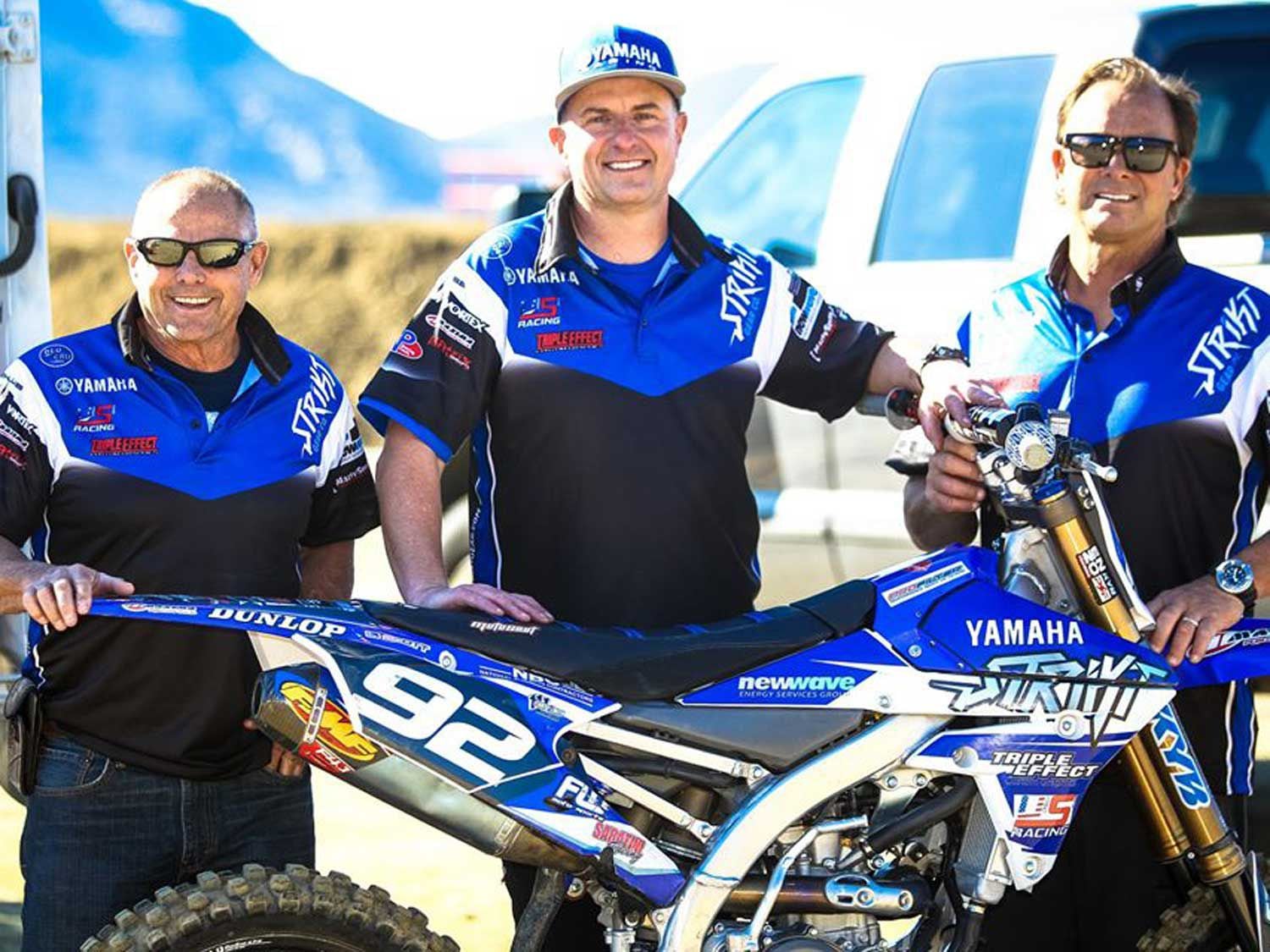 Além de ensinar os alunos em suas clínicas de motocross, Smith (à direita) atuou como gerente de equipe da equipe Strikt / Slaton / Yamaha.