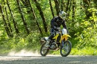 2025 Suzuki DR-Z4S chutando poeira em trilha de terra