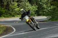 2025 Suzuki DR-Z4S andando em uma estrada rural sinuosa