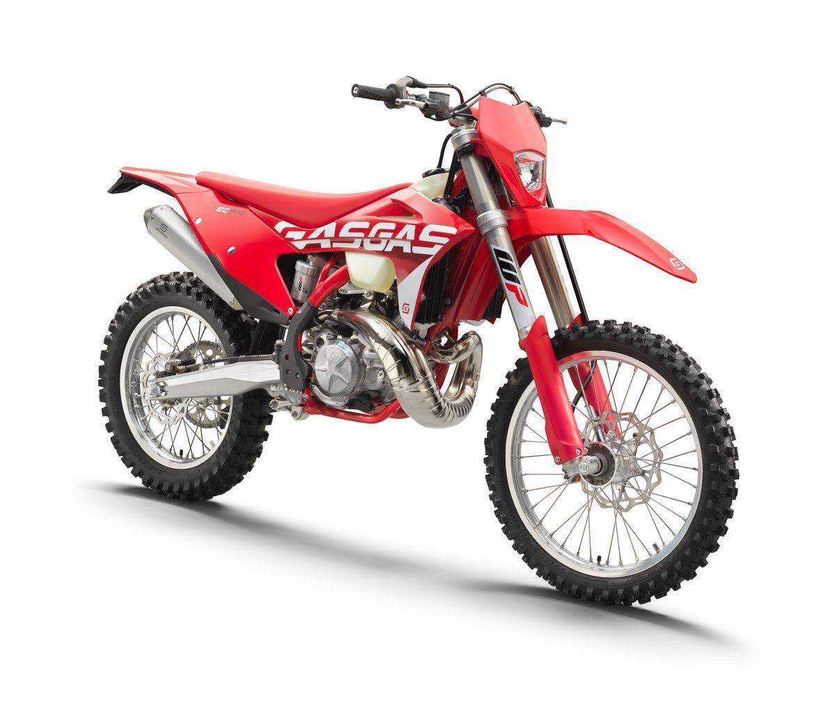 The EC 300’s electronically regulated oil pump helps take out some of the prepwork for the ride day. No premix is required; just fuel up and go.