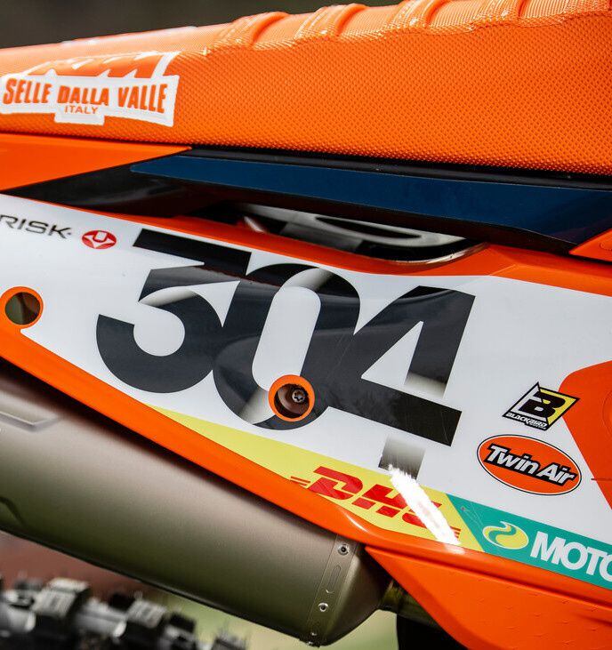 The rear portion of the bike indicates we’ll possibly see a new aluminum-polyamide hybrid subframe on the XC-Ws in 2024.