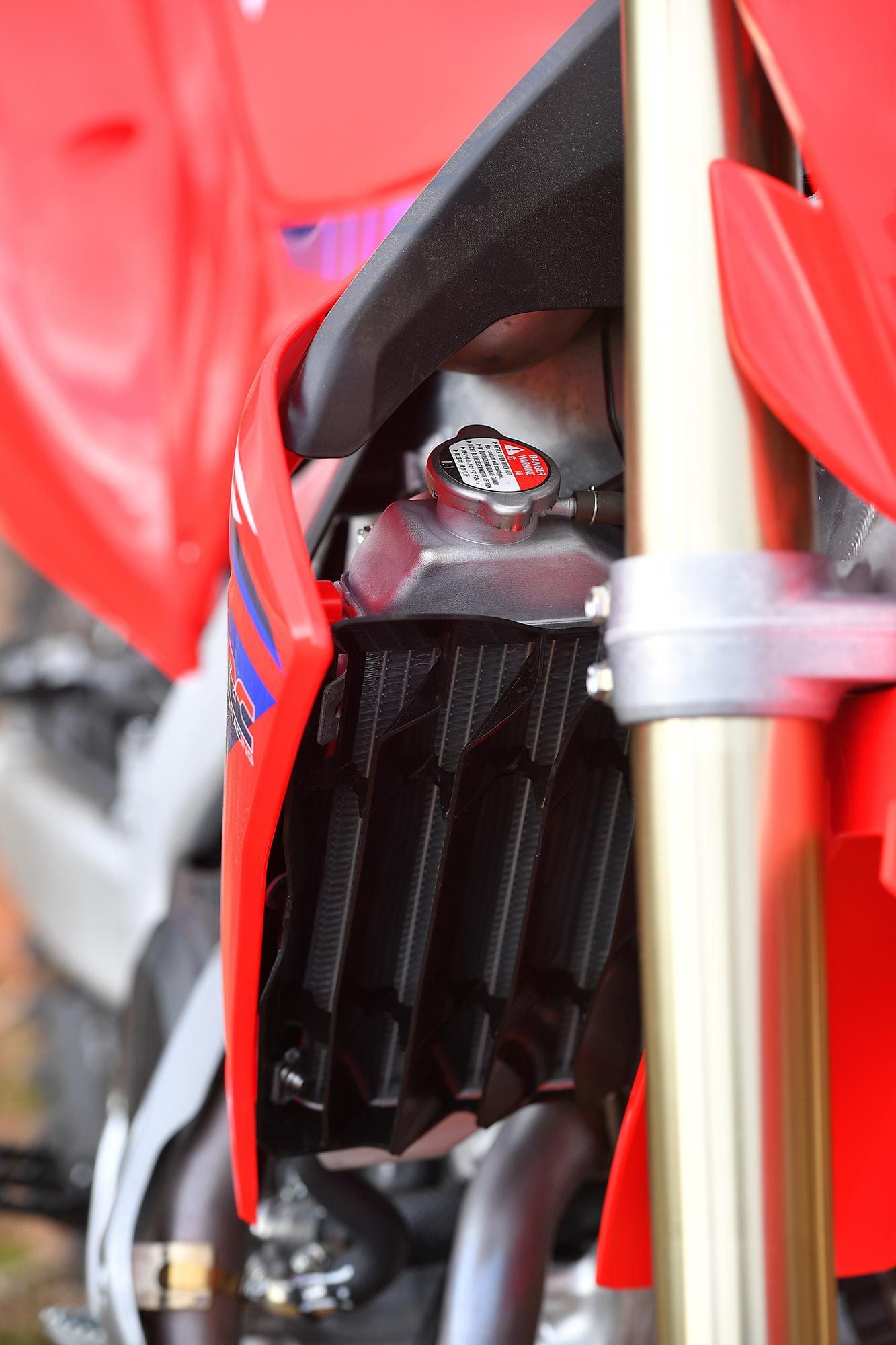 Black radiator louvers, 1.1-bar radiator cap, and gorgeous red/white/blue shroud decals.