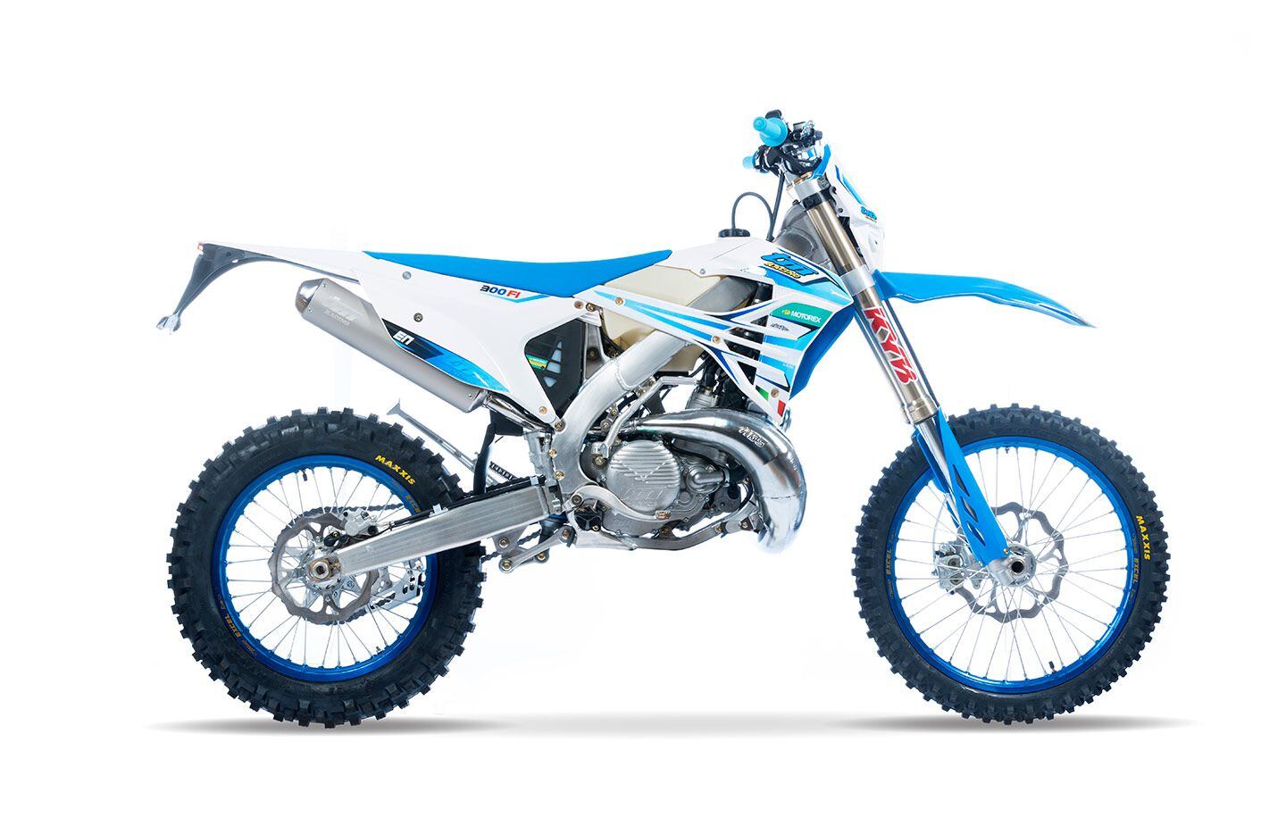Alongside its carbureted variation, the EN 300 ES Fi 2T is TM’s highest-displacement two-stroke enduro.