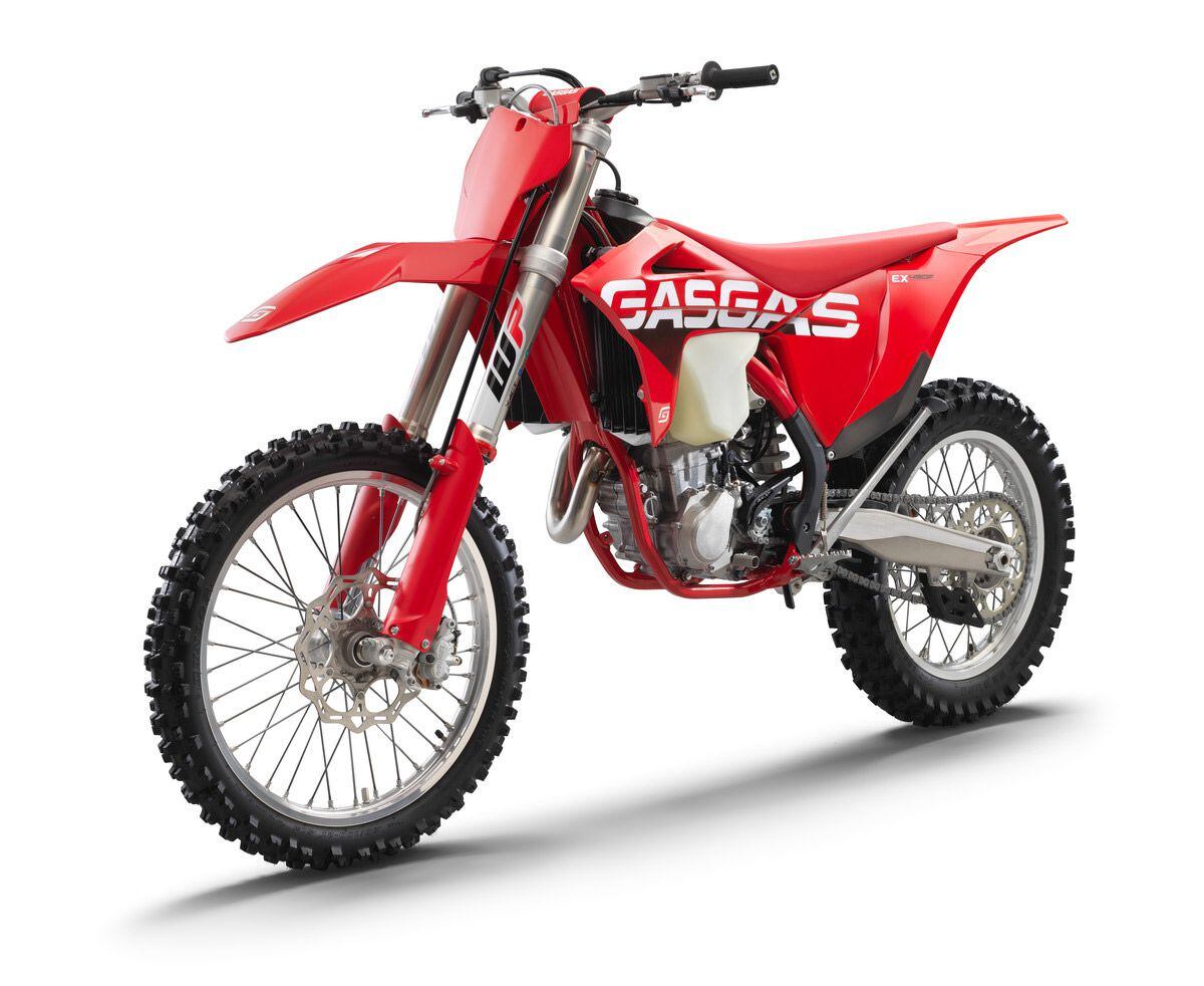 According to GasGas’ specifications, it has the lightest 450 cross-country motorcycle on the market at a claimed weight of 223 pounds without fuel.