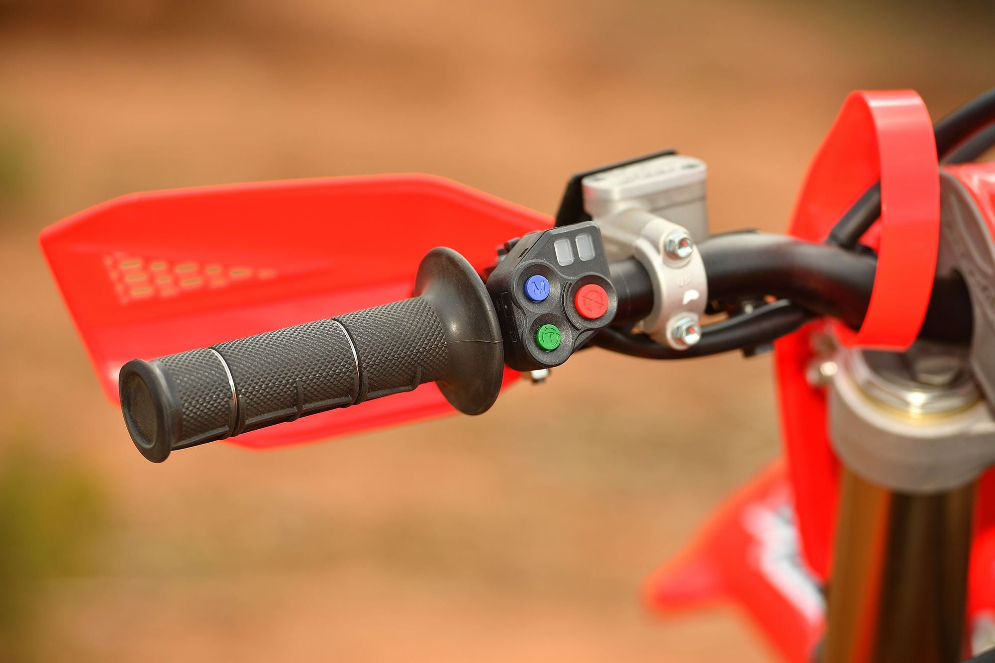 The left-side-mounted electronics switch performs a variety of functions. The larger red button is the kill switch. Honda’s blue Engine Mode Select Button (EMSB) is used to set the map for your preferred engine characteristics. The green button controls the Honda Selectable Torque Control (HSTC). Once running, pulling the clutch in and pushing the start button on the right accesses the HRC Launch Control functions… Got all that?