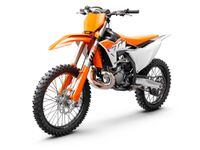 Perfil angulado delantero izquierdo de estudio KTM 300 SX 2023