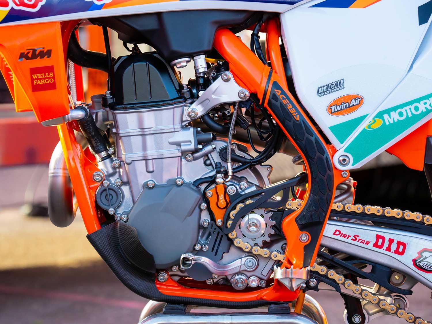 A Kite clutch slave cylinder and akadized covers grace the exterior of the 450 SX-F engine. Internally, there are plenty of works parts from Austria including the camshaft, piston, and connecting rod.