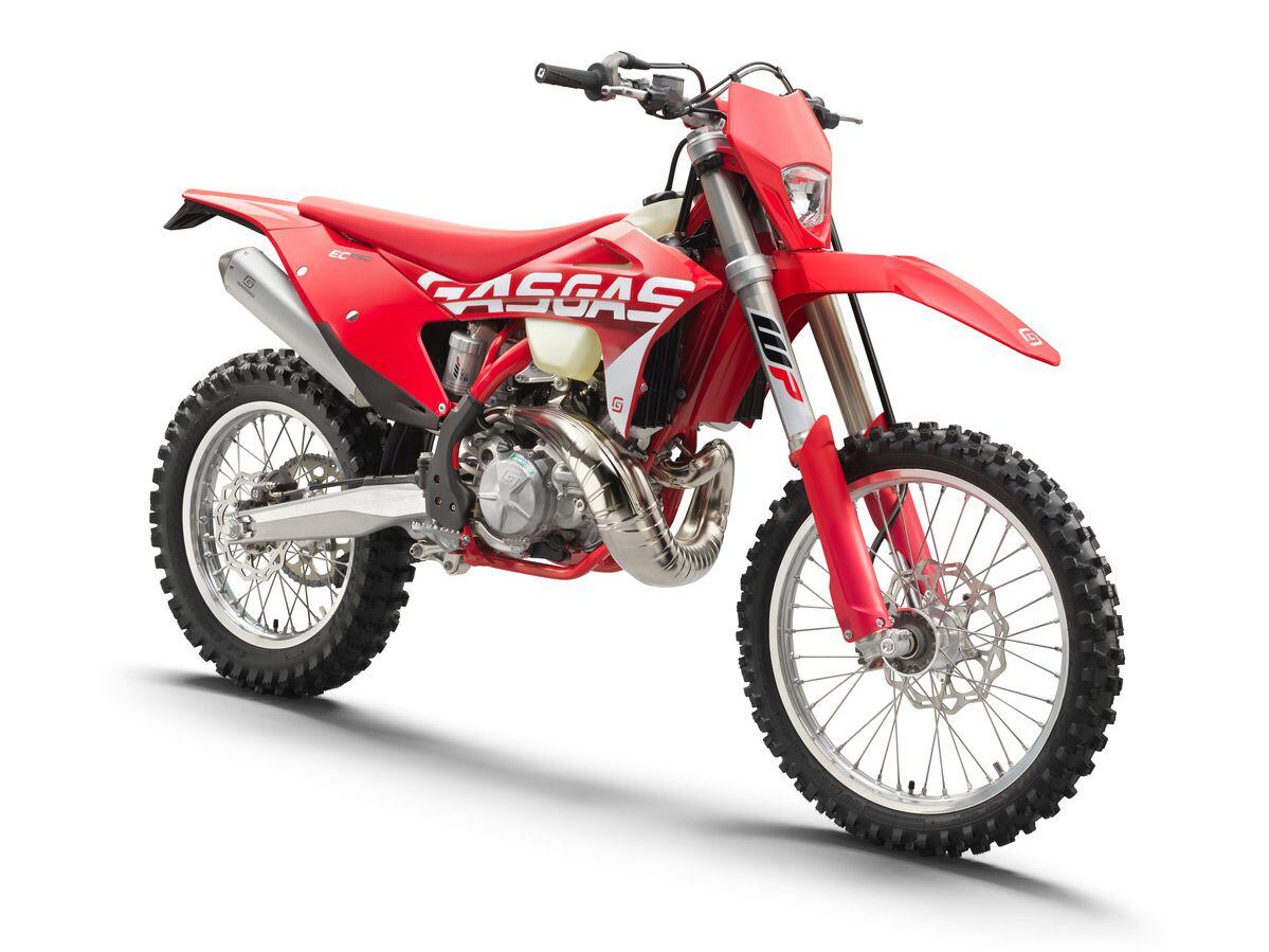The GasGas EC 250 has a claimed seat height of 37.8 inches and ground clearance of 14.2 inches, making it one of the taller models to swing a leg over and about average when it comes to clearance above obstacles.