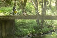 2025 Suzuki DR-Z4S passando por uma ponte sobre o riacho