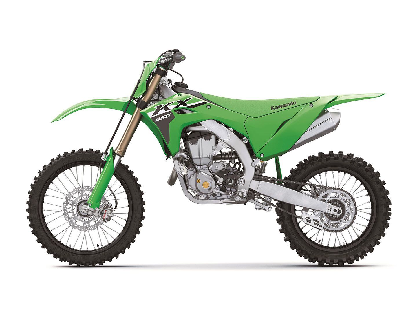 A new cylinder head features a straight exhaust port. Press materials and studio photos don’t indicate changes to the bottom-end. Also, the Showa 49mm coil-spring fork doesn’t have a stiction-reducing titanium oxide coating on the lower tubes anymore.