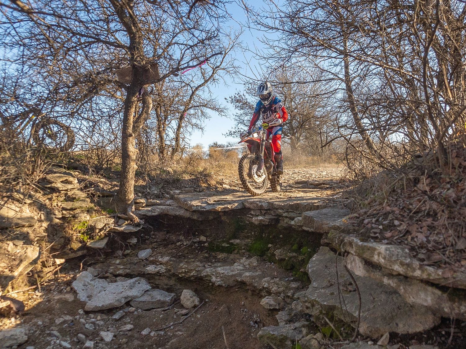 Beta USA’s Max Gerston approaches a ledge at the 2019 Red Bull Override hard enduro race in Decatur, Texas. Because this drop-off has very little runout, he’s using first or second gear for it.