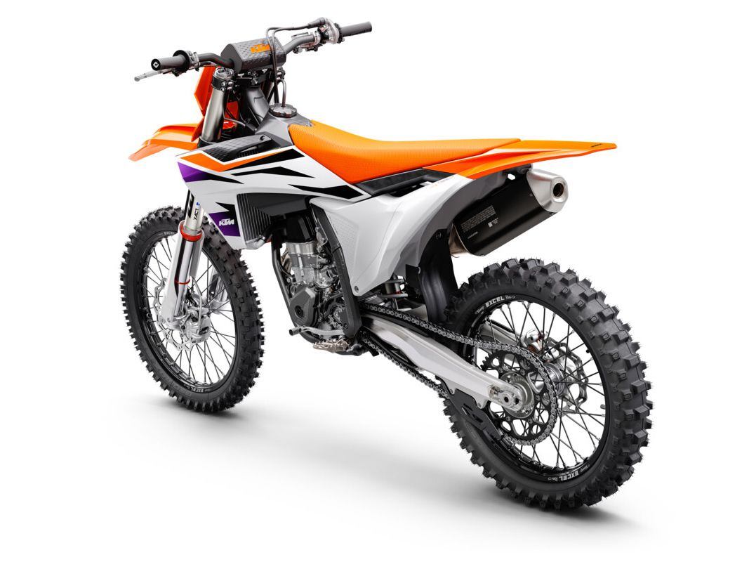 Unlike the SX premix burners, KTM’s SX-F models feature quickshift (QS), a function that allows for clutchless upshifts from second to fifth gear.
