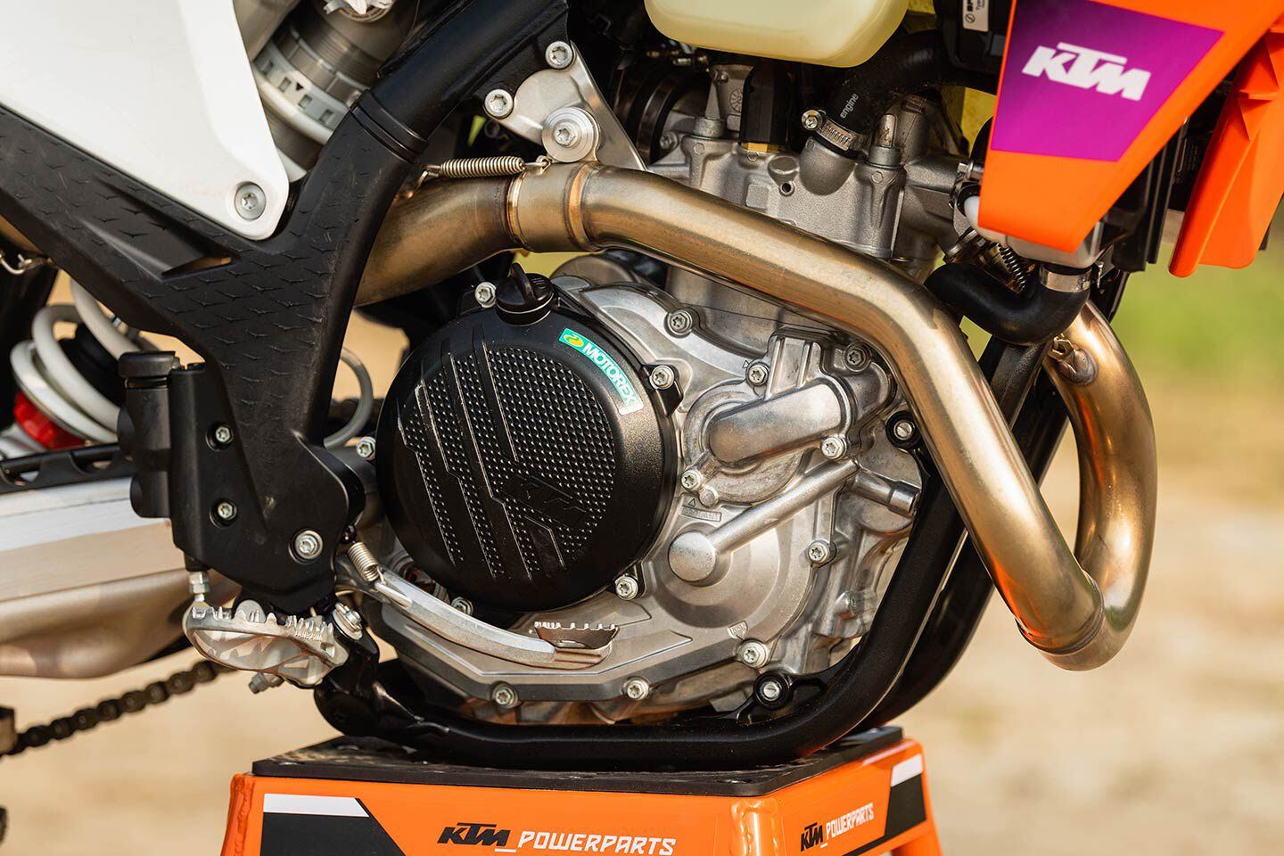 The 450 XCF-W’s powerplant is the same as the 450 SX-F and 450 XC-F’s with its new compact cylinder head that debuted on those models in 2023. The big difference is the enduro uses a wide-ratio six-speed gearbox.