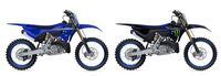 2023 Yamaha YZ 250 y YZ 250 Monster Energy Yamaha Racing Edition lado a lado perfil del lado derecho del estudio